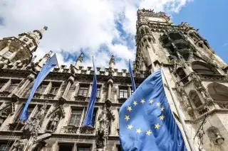 Europa-Fahnen wehen vor dem Neuen Rathaus auf dem Marienplatz