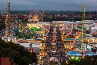 Ausblick über die leuchtenden Lichter auf dem Oktoberfest auf der Theresienwiese