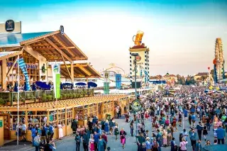 Reger Betrieb vor dem Schützenfestzelt auf dem Oktoberfest