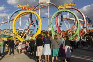 Besucherinnen in Tracht vor dem Olympia-Looping auf dem Oktoberfest