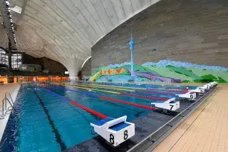 In der Olympia-Schwimmhalle könnt ihr bei olympischem Flair eure Bahnen durch das Wasser ziehen