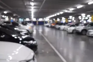 Autos parken in einer Tiefgarage