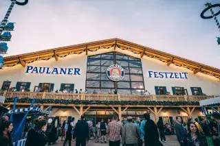 Das Paulaner Festzelt von außen