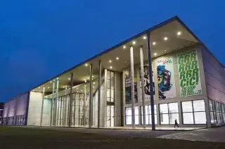 Die Pinakothek der Moderne zur blauen Stunde