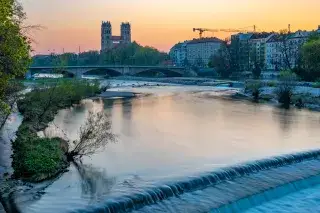 Münchens geliebte Isar im Sonnenuntergang