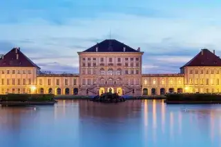 Schloss Nymphenburg leuchtet in der Abenddämmerung