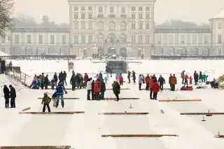 Wintersport auf dem zugefrorenen Kanal