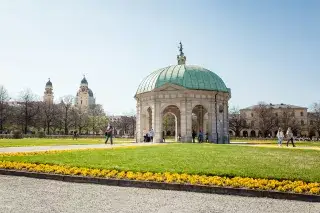 Die Sonne scheint auf den Dianatempel im Hofgarten