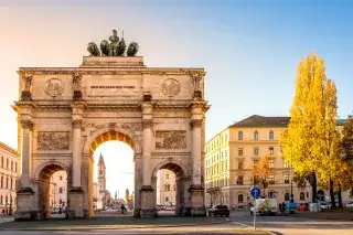 Das Siegestor im Herbst