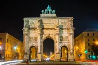 Siegestor bei Nacht.