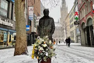 Blumen vor Sigi Sommers Denkmal in der Innenstadt