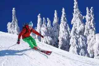 SKifahrer bei der Abfahrt