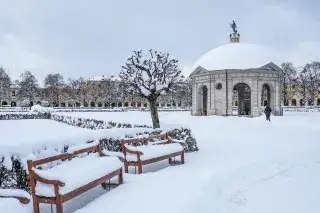 Der verschneite Dianatempel im Münchner Hofgarten im Winter