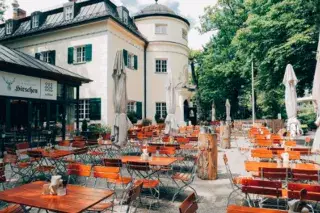 200 Plätze warten bei gutem Wetter auf Besucher im Biergarten Zum Sollner Hirschen