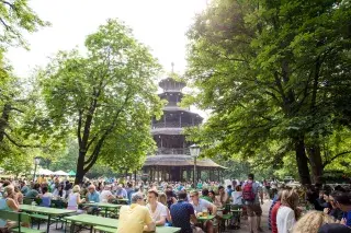 Münchner Sommertag im Biergarten am Chinesischen Turm im Englischen Garten