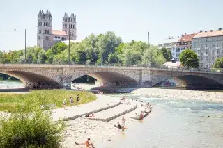 Das Isarufer rund um die Reichenbachbrücke ist im Sommer gut besucht