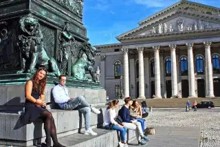 Sonnenplatz im Herbst am Max-Joseph-Platz