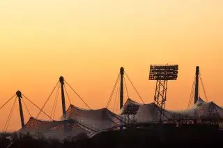 Der Sonnenuntergang über dem Olympiastadion