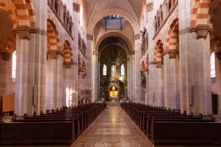 Die Pfarrkirche Sankt Benno in der Maxvorstadt von innen