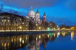 St. Lukas mit Isar zur blauen Stunde.