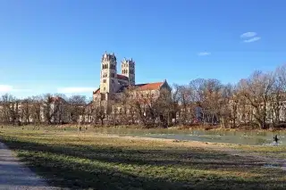 Isarufer mit St. Maximilian im Hintergrund