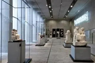 Exponate in den Ausstellungsräumen des Staatlichen Museums Ägyptischer Kunst