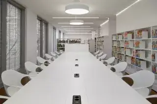 Ein langer Tisch mit Stühlen in der Münchner Stadtbibliothek