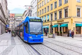 Die Tram 19 fährt durch die Residenzstraße