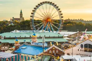 Ausblick auf das Festgelände während des Oktoberfests