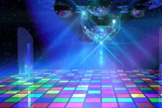 Leere Disco mit Discokugel