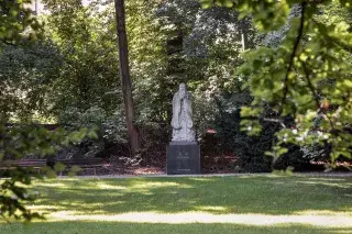 Die Konfuzius-Statue im Dichtergarten