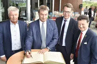 Eintrag ins Goldene Buch zur Eröffnung: (v. li.) OB Dieter Reiter, Ministerpräsident Markus Söder, Staatsminister Markus Blume und Gastgeber Wolfgang M. Heckl