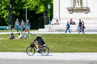 Fahrradfahrerin am Königsplatz