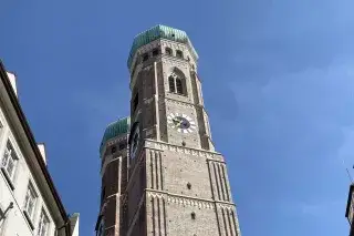 Ser Südturm der Frauenkirche von unten fotografiert