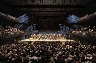 Die Münchner Philharmoniker auf der Bühne vor Publikum in der Isarphilharmonie