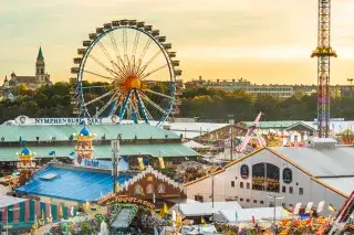 Oktoberfest-Panorama mit Riesenrad