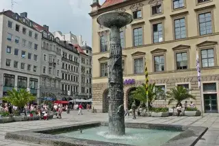 Der Richard-Strauss-Brunnen in der Münchner Fußgängerzone