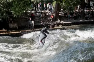 Eisbachwelle mit Surfer