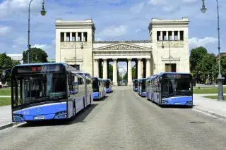 Die MVG präsentiert sechs neue Gelenkbusse am Münchner Königsplatz