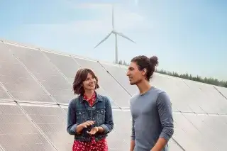 Menschen vor einer Solaranlage