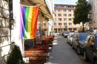 Regenbogenfahne in der Hans-Sachs-Straße zum Christopher Street Day