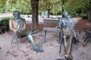 Denkmal von Helmut Dietl und Helmut Fischer an der Münchner Freiheit