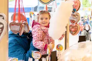 Kind mit Zuckerwatte auf der Auer Dult