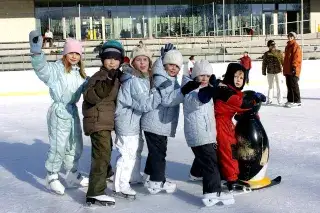 Kinder tummeln sich auf der Eislaufbahn des Prinzregentenstadions