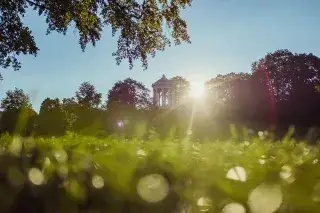 Die Sonne geht neben dem Monopteros im Englischen Garten auf