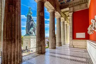 Bavaria aus der Ruhmeshalle fotografiert bei Sonne und blauem Himmel