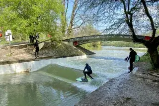 Surfer an der Floßlände in Thalkirchen