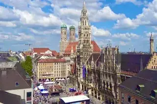 Blick auf eine Veranstaltung auf dem Marienplatz, das Neue Rathaus mit den Türmen der Frauenkirche im Hintergrund