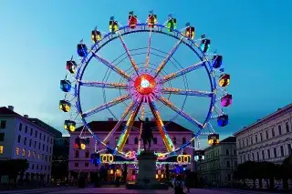 Riesenrad am Wittelsbacher Platz am Abend