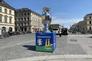 Eine große Kopie des EM-Pokals steht bei sonnigem Wetter auf dem Münchner Odeonsplatz